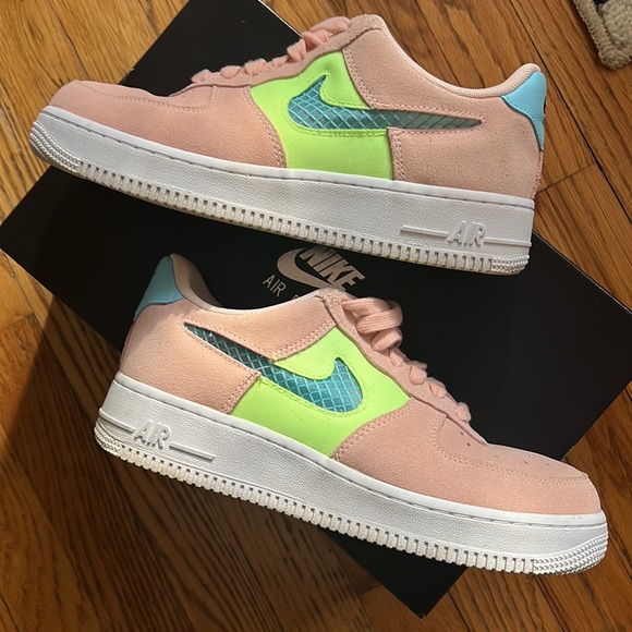 Very different Womens Nike Air Force 1 ‘07 SE - Picture 9 of 13
